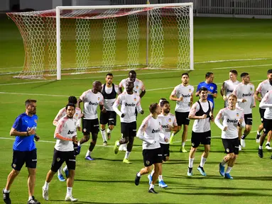 Para pemain Valencia melakukan pemanasan saat sesi latihan di King Abdullah Sport City di kota pelabuhan Arab Saudi, Jeddah (7/1/2020). Valencia akan bertanding melawan Real Madrid pada semifinal Piala Super Spanyol pada Kamis (9/1/2020) dini hari WIB. (AFP/Giuseppe Cacace)