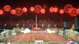 Kembang api menghiasi parade militer untuk merayakan peringatan 75 tahun berdirinya Tentara Rakyat Korea di Lapangan Kim Il Sung, Pyongyang, Korea Utara, 8 Februari 2023. Parade militer besar-besaran tersebut memamerkan perangkat keras terbaru dari persenjataan nuklir Korea Utara yang berkembang pesat. (STR/KCNA VIA KNS/AFP)