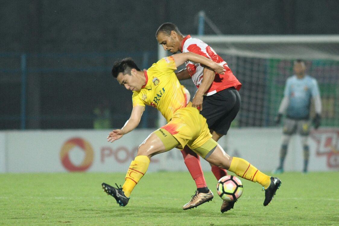 Duel Lee Yoo Joon dan Peter Odemwingie dalam pertandingan antara Madura United dan Bhayangkara FC, Rabu (8/11/2017). Peter Odemwingie menjadi salah satu dari tiga pemain Madura United yang mendapat kartu merah dalam pertandingan ini. (Dok. Bhayangkara FC)