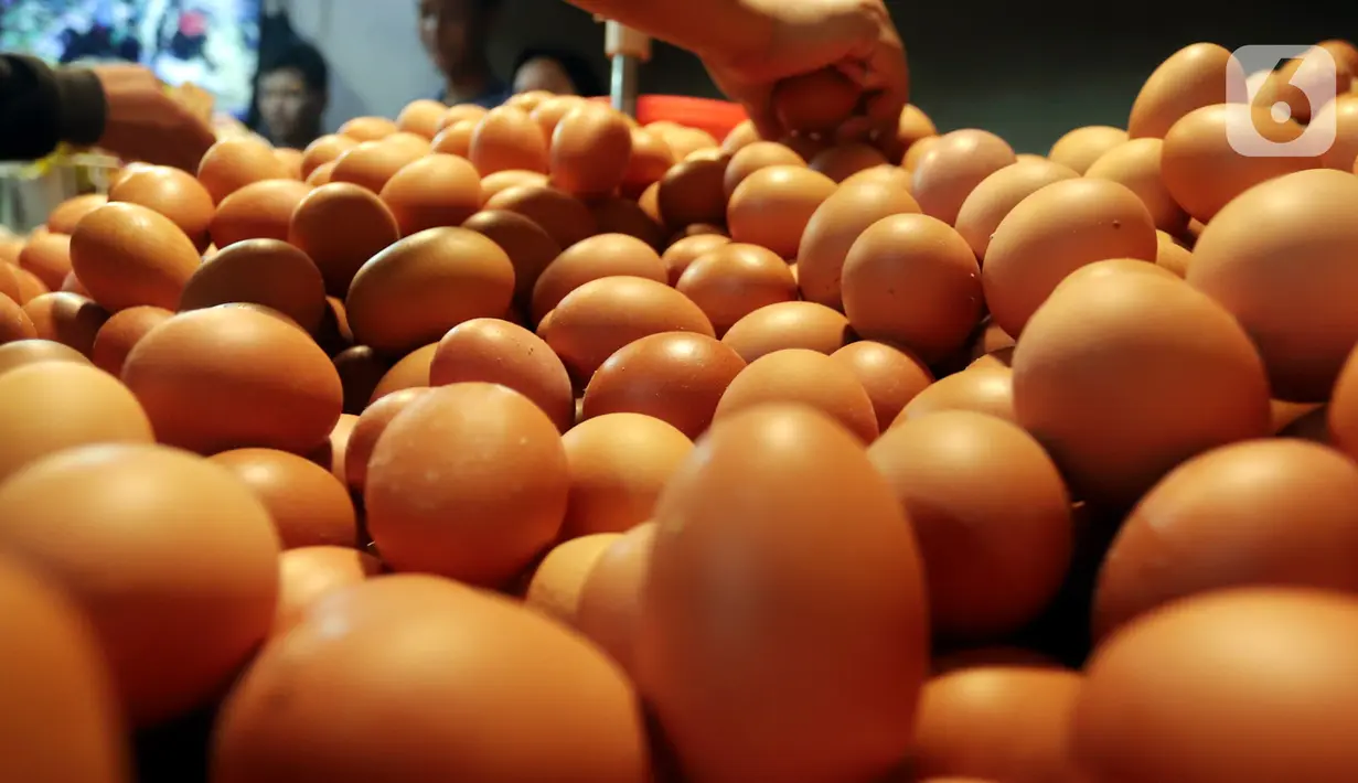 Telur ayam ras yang dijual di Pasar Kebayoran Lama, Jakarta, Minggu (5/3/2023). Dinas Ketahanan Pangan, Kelautan, dan Pertanian (DKPKP) DKI Jakarta menyampaikan bahwa terdapat peningkatan permintaan kebutuhan pangan masyarakat jelang Ramadan 2023. (Liputan6.com/Johan Tallo)