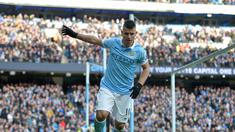 Pemain Manchester City, Sergio Aguero merayakan golnya ke gawang Aston Villa pada lanjutan Liga Inggris pekan ke-29.  (AFP/Paul Ellis)