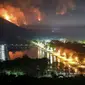 Api dan asap mengepul dari kebakaran hutan di provinsi Nakhon Nayok, 114 kilometer timur laut Bangkok. Thailand, Kamis pada hari Kamis (30/3/2023). (Sumber: AP/Nava Sangthong)