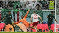 Pemain Polandia, Piotr Zielinski, mencetak gol saat melawan Arab Saudi pada laga Piala Dunia di Stadion Education City, Qatar, Sabtu (26/11/2022). (AP/Manu Fernandez)