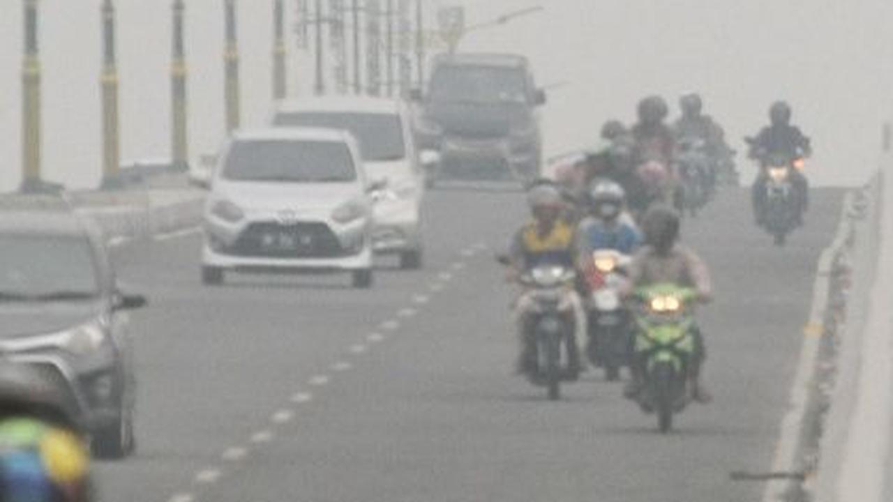 Kabut Asap Dampak Karhutla Menggila di Palembang, Penderita ISPA Naik Drastis