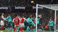 Kemelut terjadi di depan gawang Wolverhampton dalam skema sepak pojok Arsenal (AP Photo/Richard Pelham)