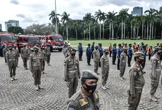 Petugas Satpol PP berbaris saat mengikuti apel Operasi Lilin Jaya 2020 di Lapangan Silang Monas, Jakarta, Senin (21/12/2020). Operasi Lilin dilakukan serentak di seluruh wilayah Indonesia. (merdeka.com/Iqbal S. Nugroho)