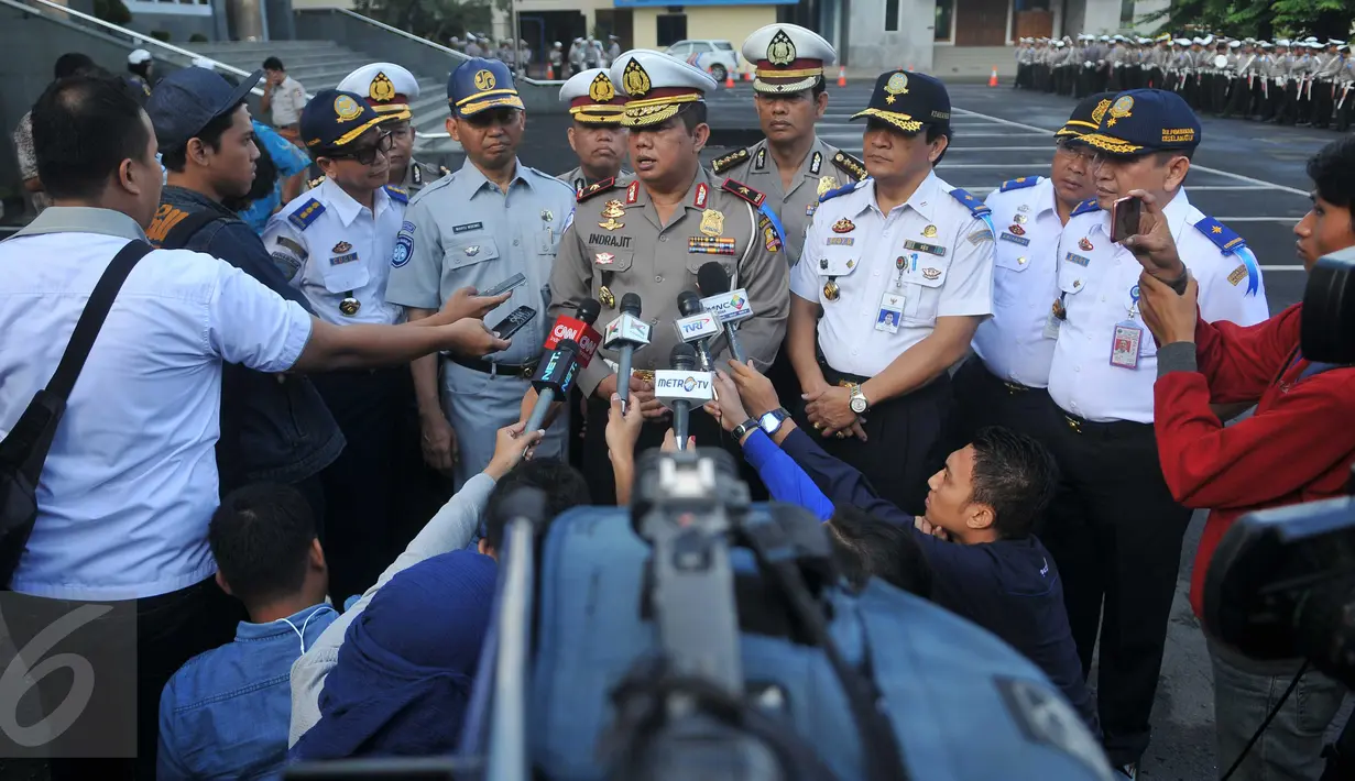 Wakakorlantas, Brigjen Pol Indrajit memberikan keterangan usai memimpin apel gelar Pasukan Patuh Jaya 2016 di lapangan Korlantas Polri, Jakarta, Senin (16/5). Operasi Patuh Jaya 2016 digelar untuk menyambut bulan Ramadan. (Liputan6.com/Gempur M Surya)
