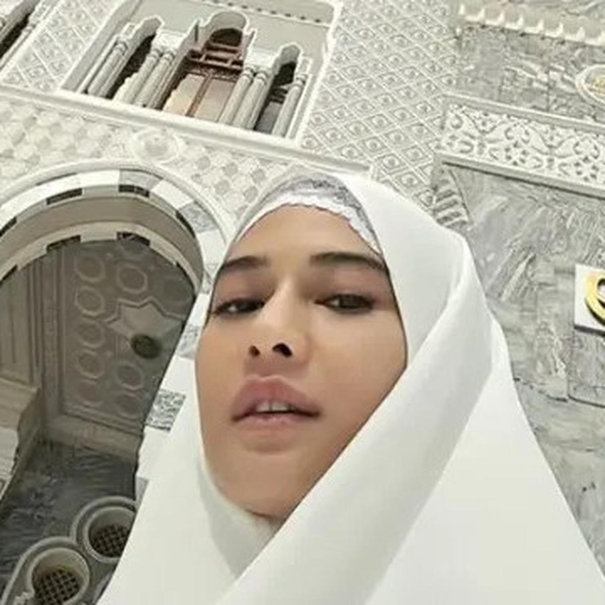 Dian Sastrowardoyo Unggah Foto Umrah Pakai Hijab Putih, Disebut Bidadari Surga