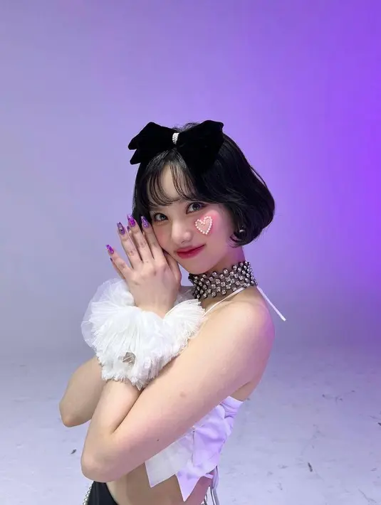 Eunha Viviz pilih gaya rambut Wavy Chin-Length Bob dengan see-through bangs yang bikin tampilannya fresh dan imut. @rlo.ldl.