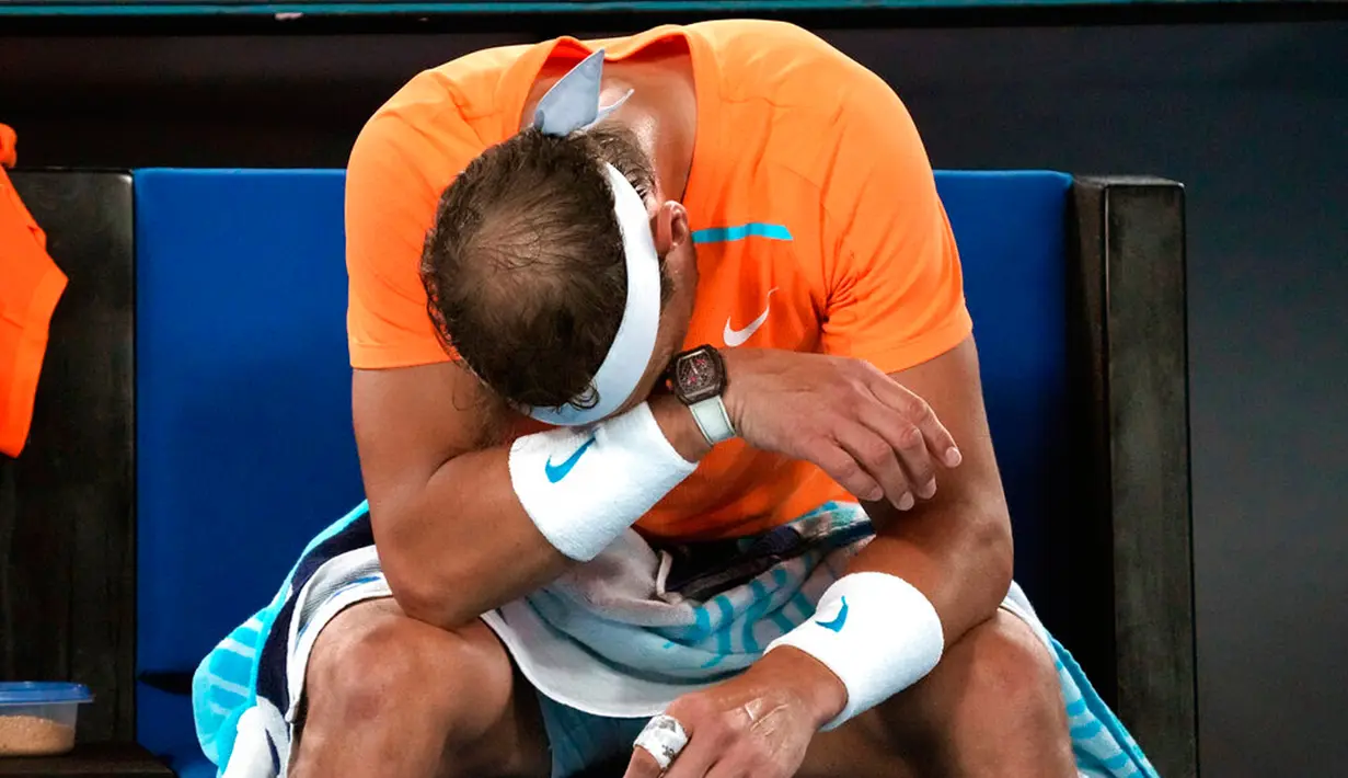 Reaksi petenis Spanyol Rafael Nadal setelah kalah dari petenis Amerika Serikat Mackenzie McDonald pada pertandingan putaran kedua kejuaraan tenis Australian Open di Melbourne, Australia, Rabu (18/1/2023). Rafael Nadal harus tersingkir dari Australian Open 2023 setelah ia mengalami cedera dan kemudian takluk 4-6, 4-6, 5-7 dari petenis Amerika Serikat MacKenzie McDonald. (AP Photo/Dita Alangkara)