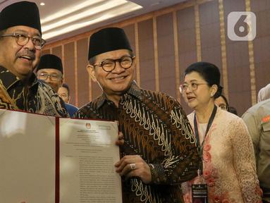 Pasangan Gubernur dan Wakil Gubernur Provinsi Daerah Khusus Jakarta terpilih, Pramono Anung dan Rano Karno menunjukkan surat keputusan Komisi Pemilihan Umum Daerah (KPUD) Jakarta usai menghadiri rapat pleno di Hotel Pullman Central Park, Jakarta, Kamis (9/1/2024). (Liputan6.com/Herman Zakharia)