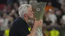 <p>Pelatih AS Roma Jose Mourinho mencium trofi pada akhir babak final Liga Konferensi Eropa UECL musim 2021-222 melawan Feyenoord di Arena Kombetare, Tirana, Albania, Kamis (26/5/2022) dini hari WIB. AS Roma menjuarai UEFA Europa Conference League usai mengalahkan Feyenoord 1-0 lewat gol Nicolo Zaniolo. (AP Photo/Thanassis Stavrakis)</p>