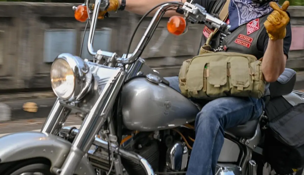 Sempat diintrogasi petugas. Ia mengaku sempat satu hari mendekam di penjara. Meski demikian, hal tersebut membuatnya takut dan kapok mendekam di balik jeruji besi. [Instagram/kangferrymaryadi]