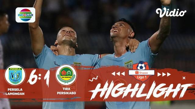 Laga lanjutan #Shopeeliga1, #PerselaLamongan VS #TiraPersikabo di Stadion Surajaya Lamongan pada hari Minggu malam hari (25/08/201...