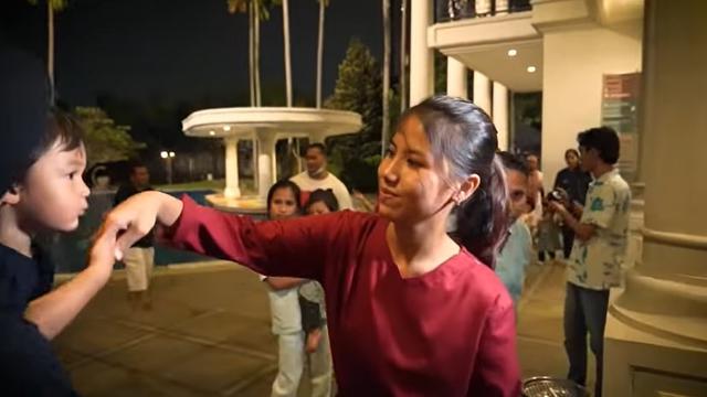 Momen pertemuan Kiano Tiger Wong dengan mantan pengasuhnya, Suster Rahma