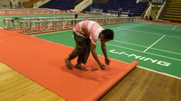 Pekerja memasang karpet merah jelang Kejuaraan Dunia BWF di Istora Senayan, Jakarta, Rabu (5/8/2015). Pada turnamen ini Indonesia menurunkan sebanyak 28 pebulutangkis. (Bola.com/Vitalis Yogi Trisna)