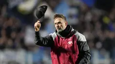 Pelatih Liverpool, Jurgen Klopp, angkat topi untuk Atalanta saat leg kedua babak perempat final yang berlangsung di Gewiss Stadium, Jumat (19/4/2024). The Reds tersingkir dari Liga Europa lantaran kalah agregat dengan skor 1-3. (AP Photo/Antonio Calanni)