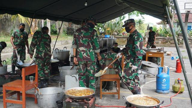 Dapur umum TNI di Banjar Serokadan, Bangli, Bali