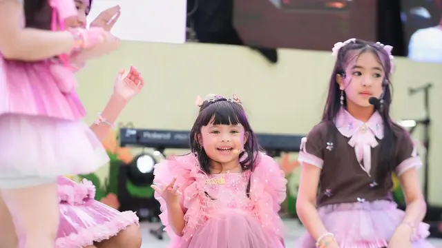 6 Potret Centil Menggemaskan Ameena Atta Manggung Bareng Girlband Cilik, Terlihat Lincah dengan Dress Tutu Pink