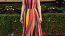 Berani tampil beda saat menghadiri ajang penghargaan SAG Awards, Michelle Dockery menjatuhkan pilihannya pada Dress full color dari Elie Saab yang memiliki motif stripes dan warna cerah. (Jordan Strauss/Invision/AP)