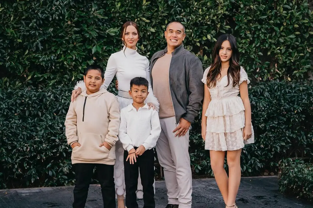 Gaya Feminin Mikhayla Bakrie Anak Nia Ramadhani Kenakan Dress dan Tas Mini Rp10 Jutaan, Nggak Kalah Stylish dari Sang Mama