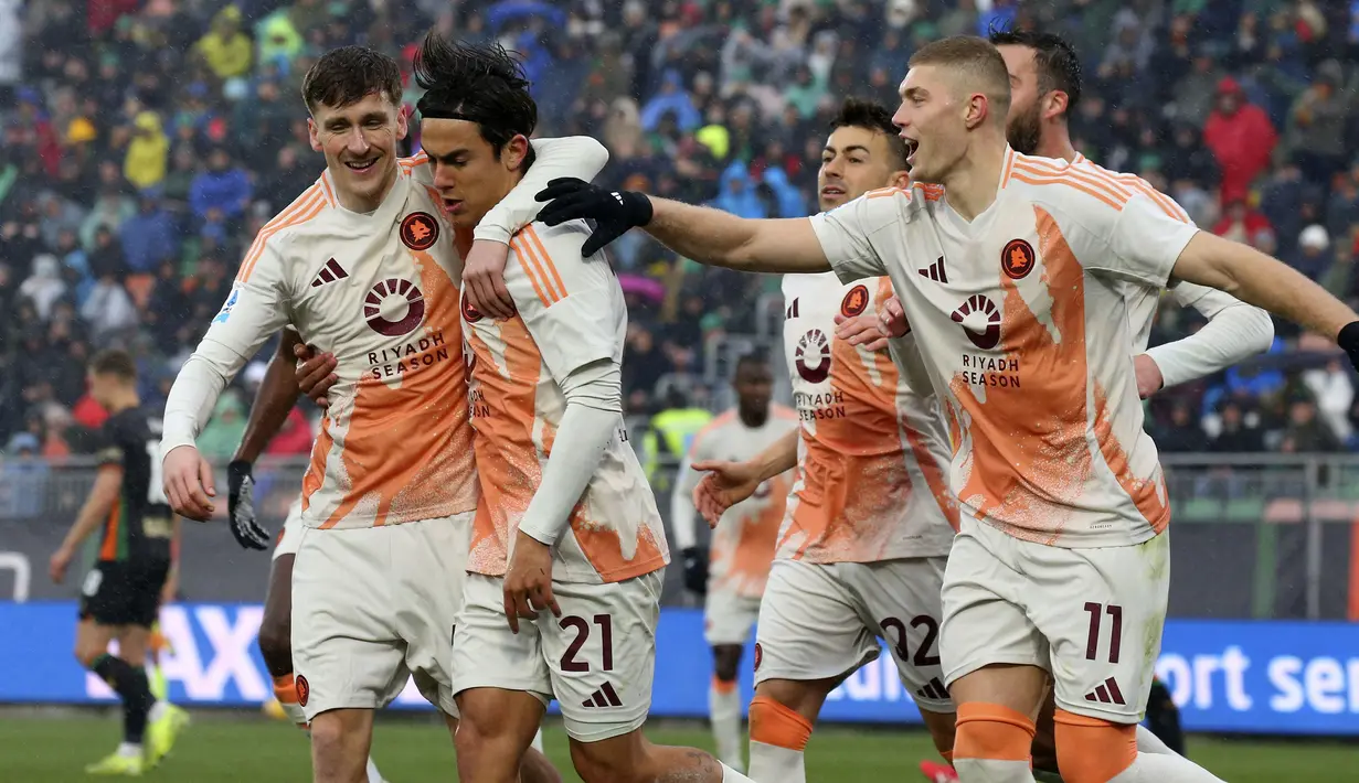 Pemain AS Roma merayakan gol yang dicetak oleh Paulo Dybala (kedua kiri) dalam laga lanjutan Liga Italia 2024/2025 melawan Venezia di Pier Luigi Penzo Stadium, Venice, Italia, Minggu (10/02/2025). (AP Photo/LaPresse/Paola Garbuio)