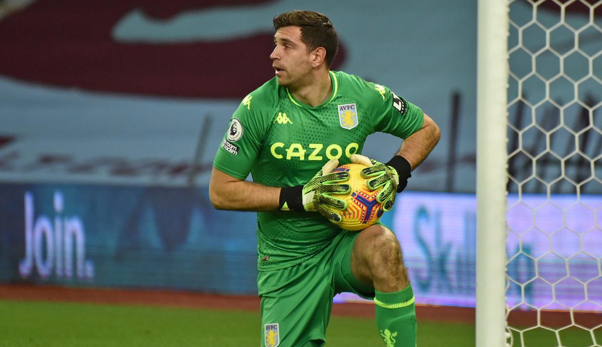 1. Emiliano Martinez (Aston Villa). Kiper asal Argentina berusia 28 tahun ini telah membuat 8 kali clean sheets dalam 15 penampilannya selama 1350 menit. (AFP/Rui Vieira/Pool)