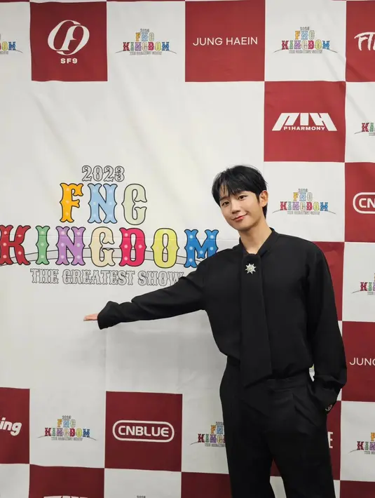 Jung Hae In tampil penuh pesona dengan outfit serba hitam. Ia mengenakan atasan blouse hitam lengan panjang dengan detail kerah panjang seperti dasi, dan celana panjang yang juga berwarna hitam. [Foto: Instagram/holyhaein]