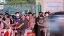 Ekspresi kekecewaan fans Timnas Kamboja U-22 saat menonton tim kesayangannya dari luar Olympic Stadium dalam pertandingan ketiga Grup A SEA Games 2023 melawan Myanmar, Minggu (7/5/2023). (Bola.com/Gregah Nurikhsani)