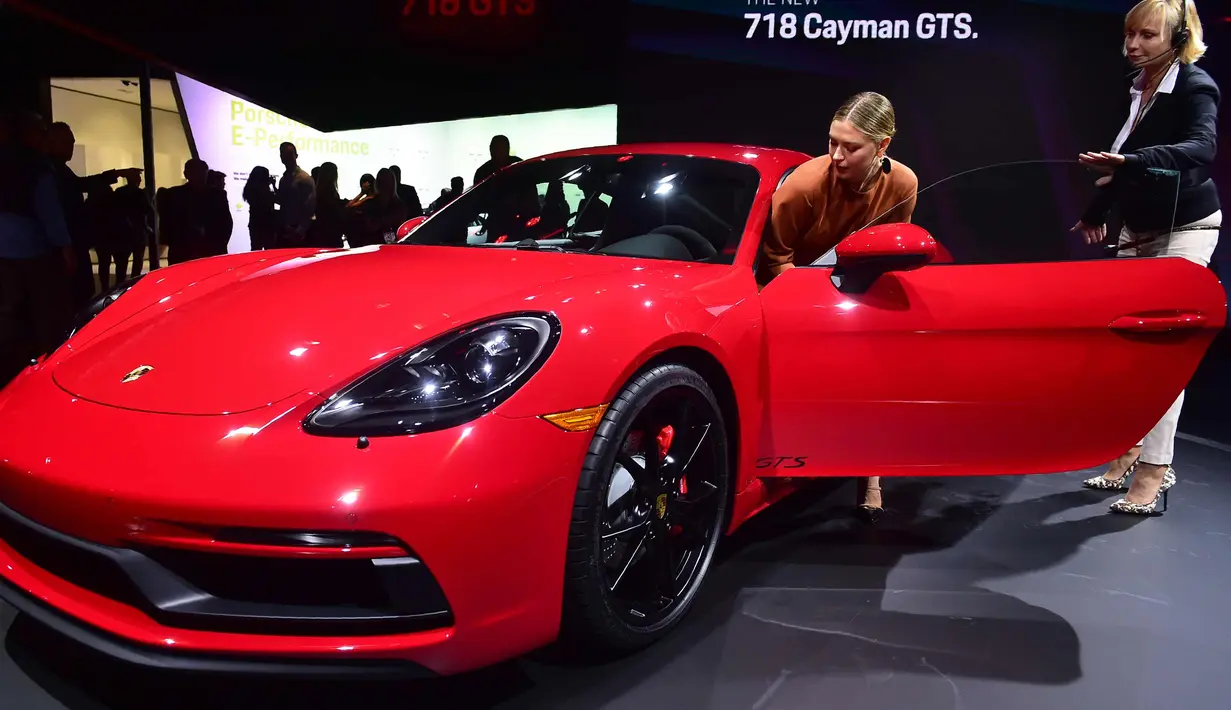 Maria Sharapova saat ingin masuk ke dalam mobil Porsche 718 Cayman GTS selama pameran mobil AutoMobility LA di Los Angeles Convention, California (29/11). (AFP/Kevork Djansezian)