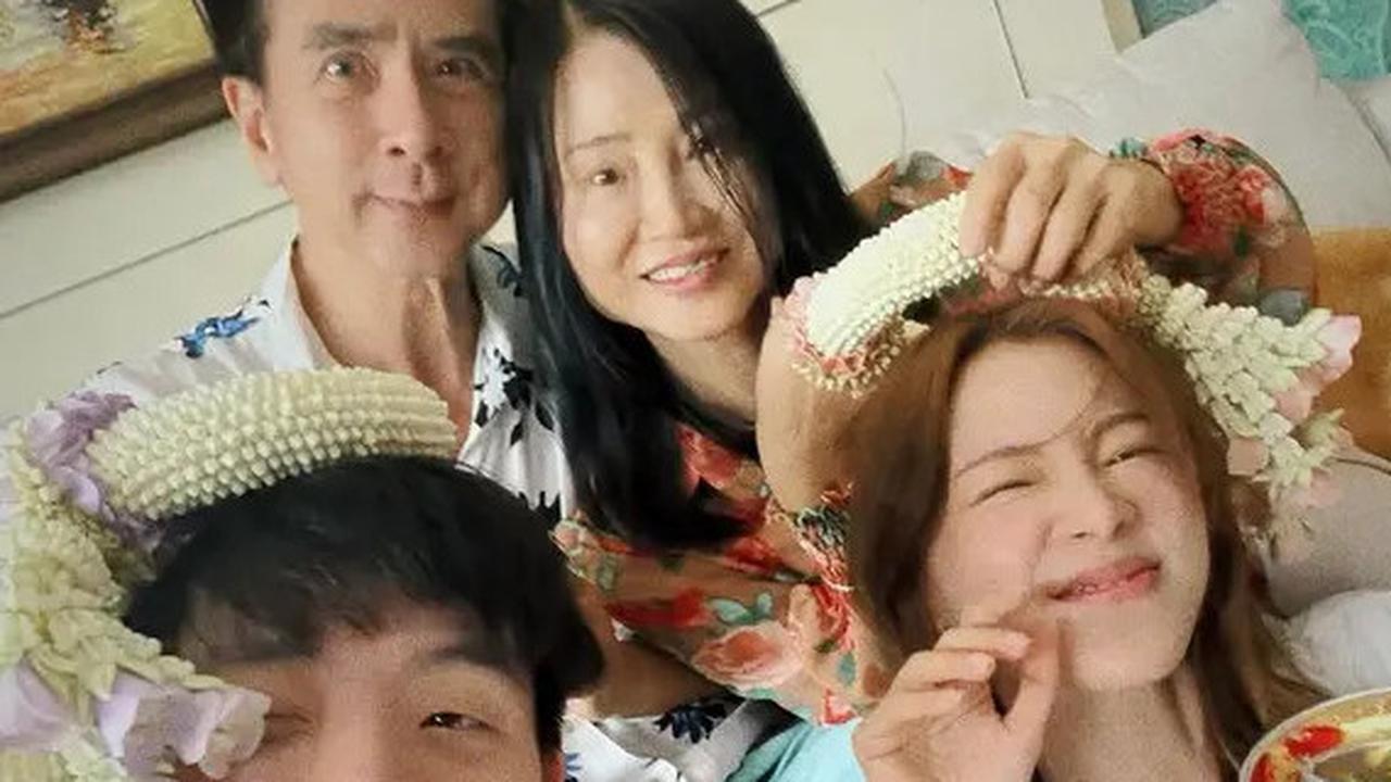 7 Potret Baifern Pimchanok Rayakan TRadisi Songkran Bareng Keluarga di Rumah, Bahagia Sukses Kupas Nangka Sendiri