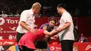 Linda Wenifanetri, menghampiri pebulutangkis Thailand, Ratchanok Intanon, yang cedera dalam pertandingan babak 16 Besar Kejuaraan Dunia Bulutangkis 2015 di Istora Gelora Bung Karno, Jakarta. Kamis (13/8/2015).(Bola.com/Arief Bagus)