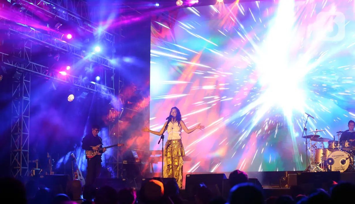 Yang membuat penampilan Eva Celia semakin istimewa di Synchronize Fest 2023 adalah saat dia diiringi langsung oleh suaminya, Demas Narawangsa. Dalam penampilan istrinya itu, Demas memegang peran sebagai drummer. (Liputan6.com/Johan Tallo)