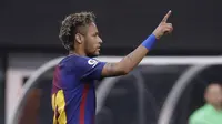 Gaya selebrasi Neymar usai membobol gawang Juventus pada laga lanjutan turnamen pramusim, International Champions Cup 2017, di MetLife Stadium, New Jersey, Minggu (23/5/2017). (AP/Julio Cortez)