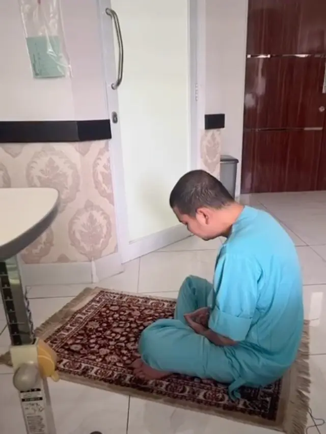 Indra Bekti menjalankan salat duha sebelum menempuh operasi mata. (Foto: Dok. Instagram @dhila_bekti)
