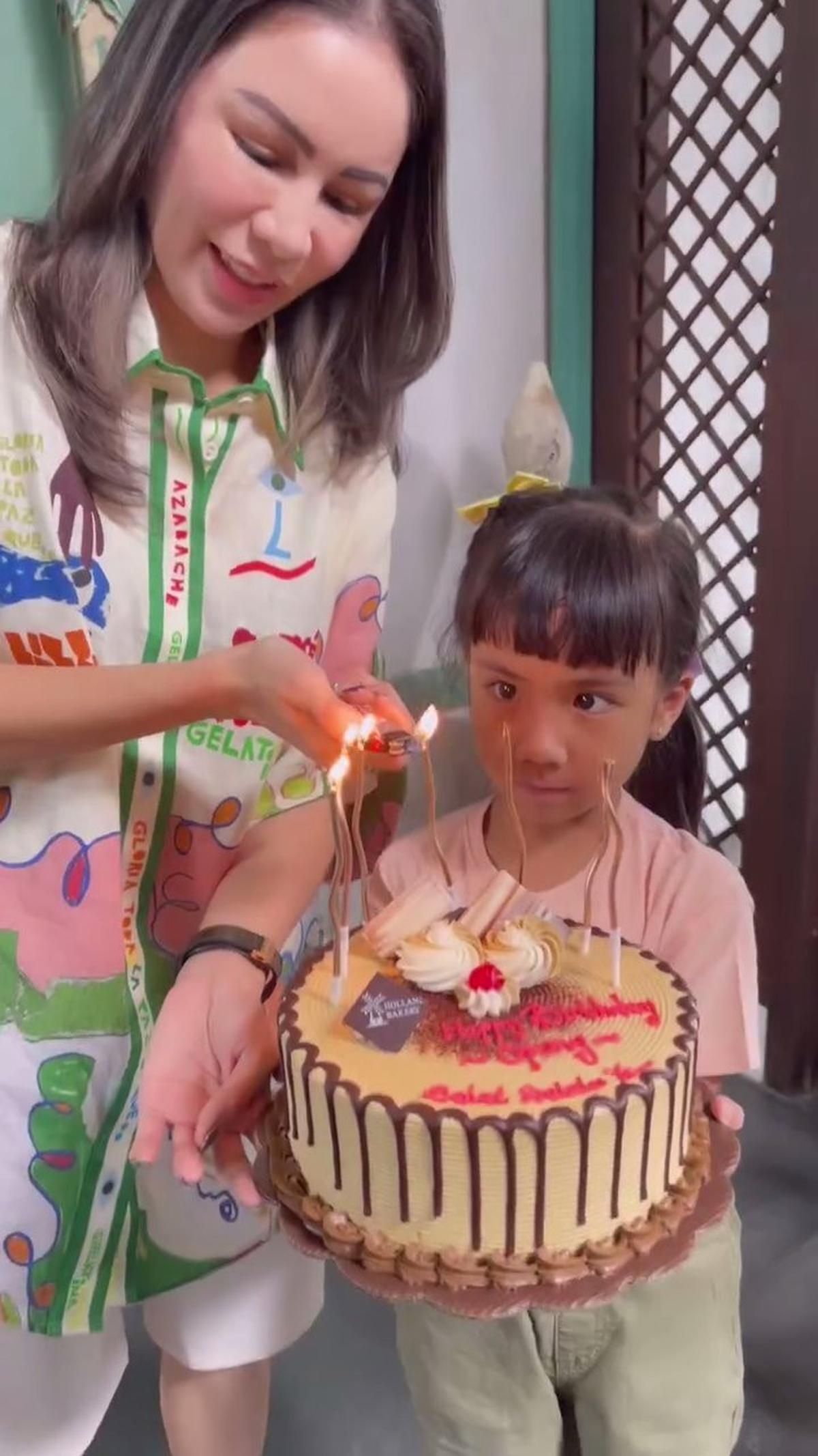 7 Potret Momo Geisha dan Anak Beri Hadiah Ulang Tahun ke Opung, Kadonya Besar Banget Ternyata Ini Isinya