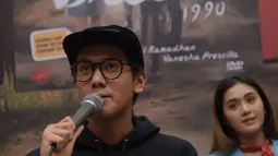 Nah, kalau ini saat Iqbaal menghadiri peluncuran film Dilan 1990. Selalu tampil simpel, di sini dirinya tampil serba gelap dengan jamper, kacamata, dan topi berwarna hitam. Gimana, tetap memesona bukan? (Kapanlagi.com/Muhammad Akrom Sukarya)