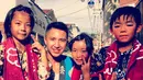 Dhana menyimpan momen kelulusannya di sorotan Instagramnya. Jadi perhatian usai melamar Ayu Ting Ting meski sempat dirahasiakan, Muhammad Fardhana sudah mengantongi 500 ribu pengikut di Instagram. Netizen mengkulik latar belakang, foto lawas, hingga foto keluarga Dhana. Ini adalah foto lawas Muhammad Fardhana 11 tahun lalu tepatnya pada 2013. (Liputan6.com/IG/@derazala)