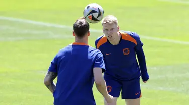 Gelandang Belanda #24 Jerdy Schouten mengambil bagian dalam sesi latihan MD-1 menjelang semifinal Euro 2024 di base camp tim, di Wolfsburg, Selasa (9/7/2024). (Ronny HARTMANN / AFP)