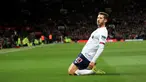 Gelandang Liverpool Adam Lallana melakukan selebrasi usai mencetak gol ke gawang Manchester United (MU) pada pertandingan Liga Inggris di Stadion Old Trafford, Manchester, Inggris, Minggu (20/10/2019). Gol Lallana menyelamatkan Liverpool dari kekalahan dengan hasil akhir 1-1. (AP Photo/Jon Super)