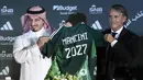 <p>Presiden Federasi Sepak Bola Arab Saudi, Yasser Al Misehal (kiri), mengenalkan pelatih anyar Timnas Arab Saudi, Roberto Mancini (kanan), dalam sesi konferensi pers yang berlangsung di Riyadh, Arab Saudi, Senin (28/8/2023). (AP Photo)</p>