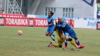 Sergio Van Dijk saat  dihadang pemain Persiba Balikpapan pada lanjutan Torabika SC 2016  di Stadion Wibawa Mukti, Cikarang, Sabtu (1/10/2016). (Bola.com/Nicklas Hanoatubun)