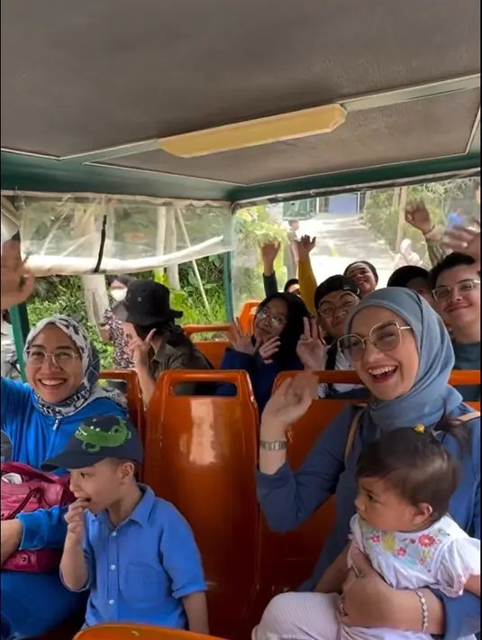 Berikut beberapa potret Irish Bellla jalan-jalan ajak anak ke kebun binatang. Iris tampak begitu bahagia bisa menikmati liburan bersama anak-anak. [Instagram/_irishbella_]
