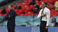Roberto Mancini (kanan) dan Franco Foda (kiri) terlihat ketika pertandingan 16 besar Euro 2020 antara Italia melawan Austria yang berlangsung di Stadion Wembley, London, Inggris pada Sabtu (26/06/2021). (AP/Pool/Ben Stansall)