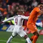 Pemain Belanda, Anwar El Ghazi berusaha melewati pemain Ceska, Theodor Gebre Selassie pada laga kualifikasi Piala Eropa 2016 di Stadion Amsterdam Arena, Belanda, Rabu (14/10/2015). Belanda gagal lolos ke Piala Eropa 2016. (AFP Photo/Emmanuel Dunand)