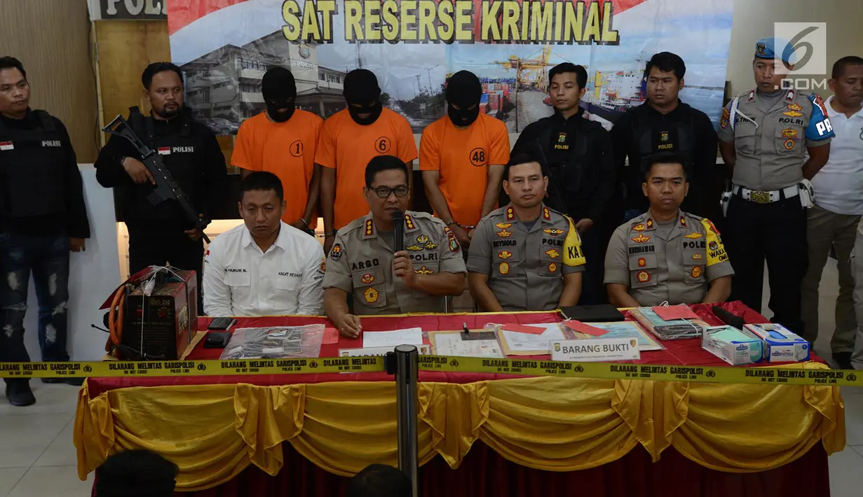 Kabid Humas Polda Metro Jaya Kombes Pol Argo Yuwono (kedua kiri) memberi keterangan kepada awak media saat mengelar perkara kasus kebakaran kapal motor tradisional di Pelabuhan Muara Baru, Jakarta, Sabtu (2/3). (Merdeka.com/Imam Buhori)