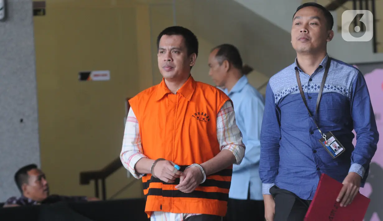 Pemilik PT Enra Sari Robi Okta Fahlefi usai menjalani pemeriksaan di Gedung KPK, Jakarta, Kamis (31/10/2019). Penyuap mantan Bupati Muara Enim Ahmad Yani itu diperiksa sebagai tersangka kasus suap terkait proyek dinas Pekerjaan Umum Kabupaten Muara Enim senilai Rp130 miliar. (merdeka.com/Dwi Narwoko