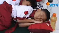 Seorang anak di SD Muhammadiyah 4 Zamzam di Sidoarjo, Jawa Timur sedang mengikuti pelajaran tidur siang. (Dok: TikTok Liputan6 SCTV)