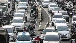Sejumlah kendaraan bermotor terjebak kemacetan di Jalan K.H. Abdullah Syafei, Jakarta, Jumat (22/7/2022). Tim Pembina Samsat Nasional akan menghapus data kendaraan yang tak membayar pajak selama dua tahun. (Liputan6.com/Faizal Fanani)