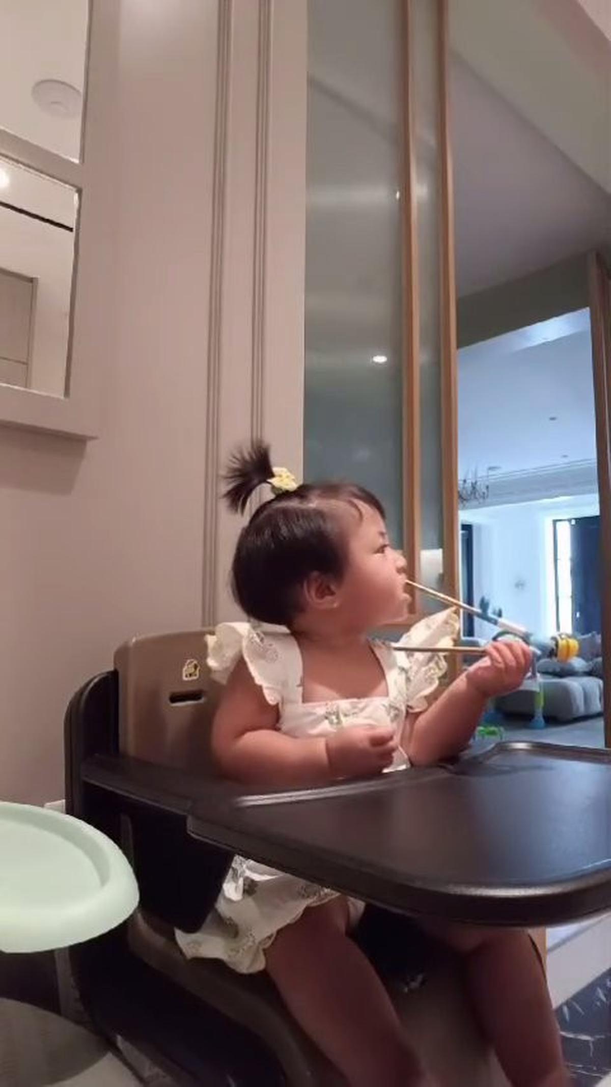 Momen Lily Anak Nagita Slavina Dan Raffi Ahmad Mau Sarapan, Nyeloteh Sambil Mainin Sumpit